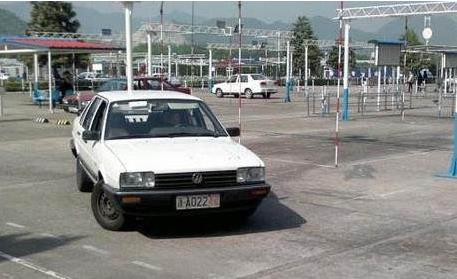 倒车入库30cm看点绝招:科目二实用图解教程(图) 倒车入库30cm看点绝招:科目二实用图解教程(图)