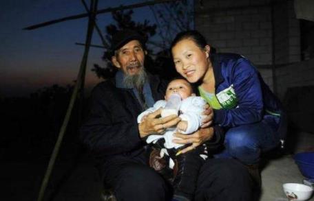 71岁老汉娶25岁妻：老少恋的幸福爱情故事