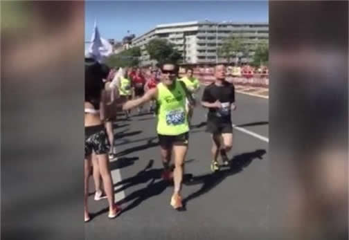 女生回应北马袭胸：揩油袭胸可耻一幕画面（图）