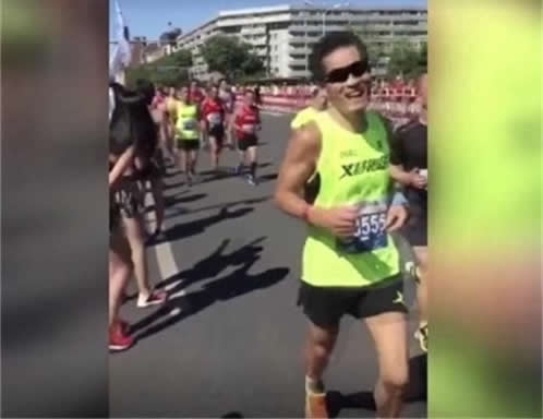 女生回应北马袭胸：揩油袭胸可耻一幕画面（图）