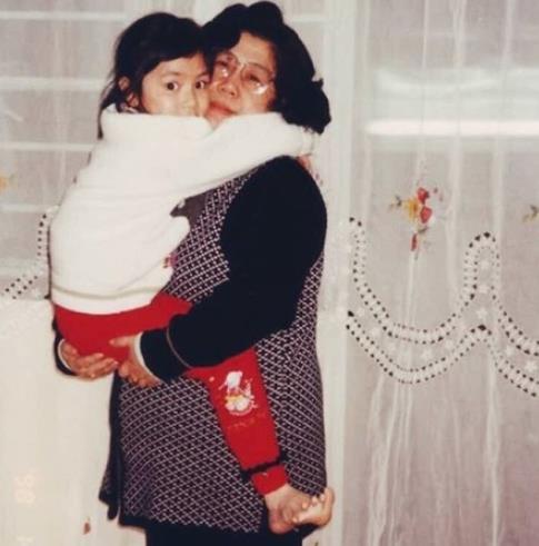 邓紫棋童年照曝光:4岁童年照浑圆大眼睛十分可爱 邓紫棋童年照曝光:4岁童年照浑圆大眼睛十分可爱