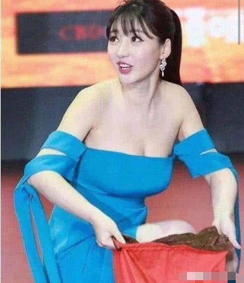 柳岩参加活动衣服不小心滑下：好身材手遮挡不住啊