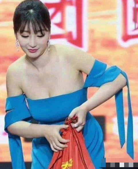 柳岩参加活动衣服不小心滑下：好身材手遮挡不住啊