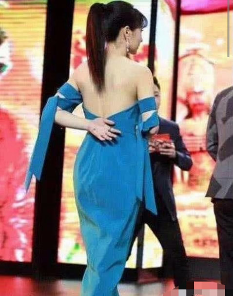 柳岩参加活动衣服不小心滑下：好身材手遮挡不住啊