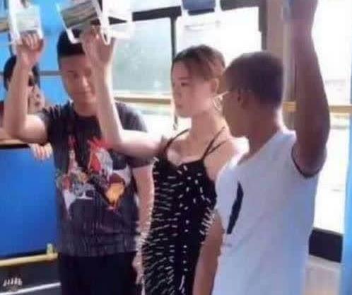 兄弟们，往哪看呢