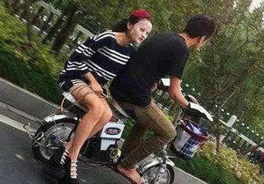 妹子大白天敷面膜出门