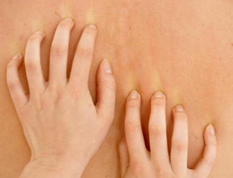 女人这里再痒也千万别用手抓：警惕抓了更严重