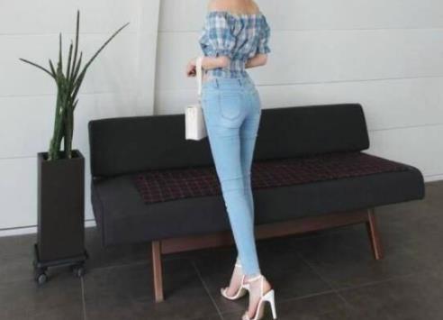 紧身牛仔裤女裤当凸出:牛仔裤就是凸显好身材(图) 紧身牛仔裤女裤当凸出:牛仔裤就是凸显好身材(图)