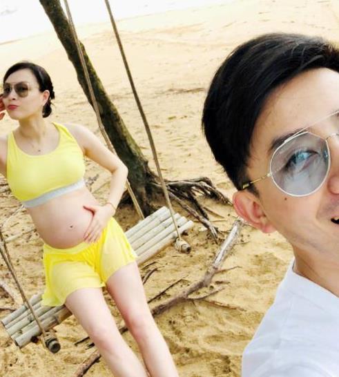 吴敏霞海边晒美照：跳水皇后曼妙的身姿孕味十足