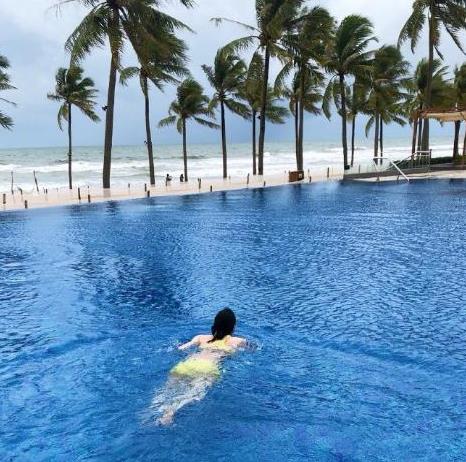 吴敏霞海边晒美照：跳水皇后曼妙的身姿孕味十足