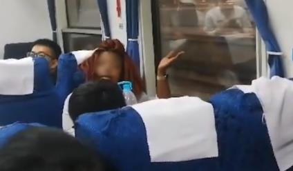 外籍女子火车霸座（图）