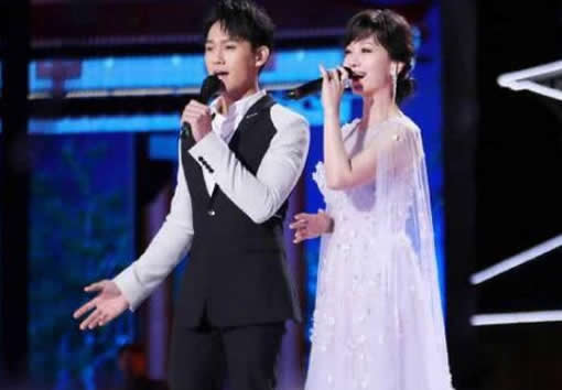 赵雅芝与儿子同台:64岁了气质淡雅不显老(图) 赵雅芝与儿子同台:64岁了气质淡雅不显老(图)