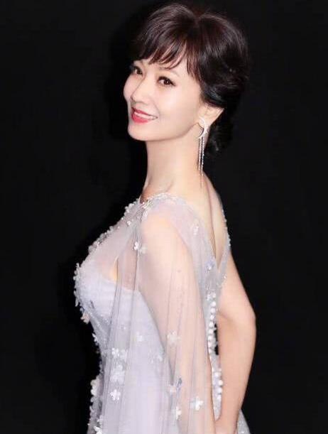 赵雅芝与儿子同台:64岁了气质淡雅不显老(图) 赵雅芝与儿子同台:64岁了气质淡雅不显老(图)