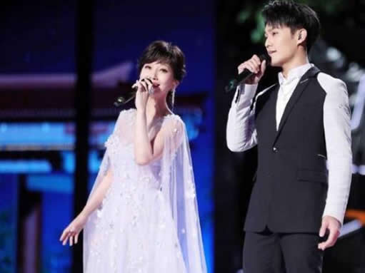 赵雅芝与儿子同台:64岁了气质淡雅不显老(图) 赵雅芝与儿子同台:64岁了气质淡雅不显老(图)