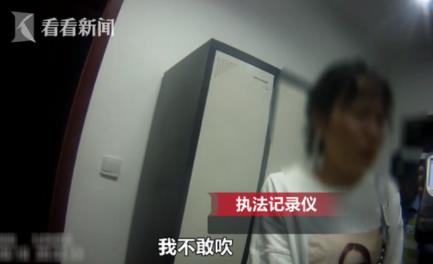 女孩酒驾躲女厕不出（图）