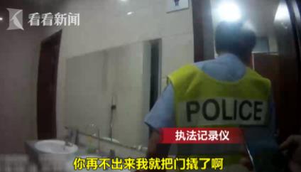 女孩酒驾躲女厕不出（图）