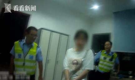 女孩酒驾躲女厕不出（图）