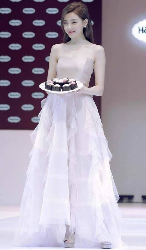 张天爱唯美裸色女神装:仙女的气质(图) 张天爱唯美裸色女神装:仙女的气质(图)