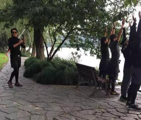 周润发西湖跑步：除了晨跑在公交地铁菜场和他偶遇