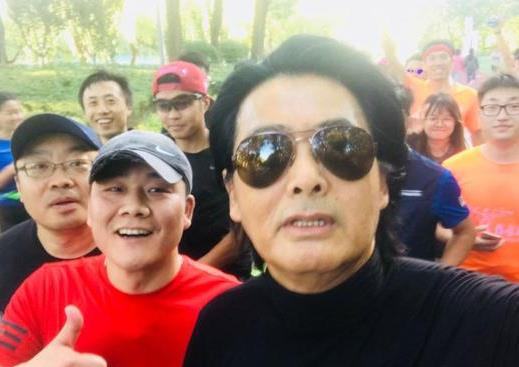 周润发西湖跑步：除了晨跑在公交地铁菜场和他偶遇