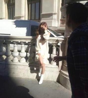 温碧霞现身巴黎街头：裙子配白靴美如少女（图）