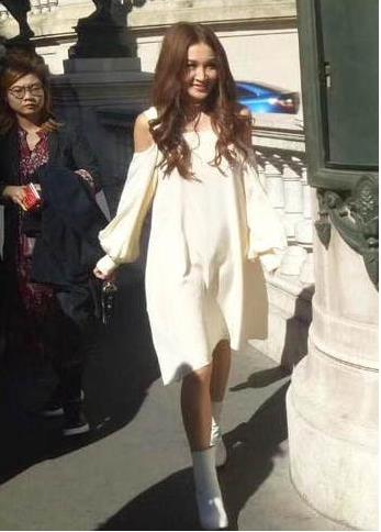 温碧霞现身巴黎街头：裙子配白靴美如少女（图）
