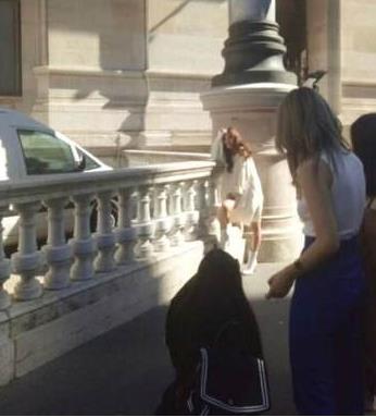 温碧霞现身巴黎街头：裙子配白靴美如少女（图）