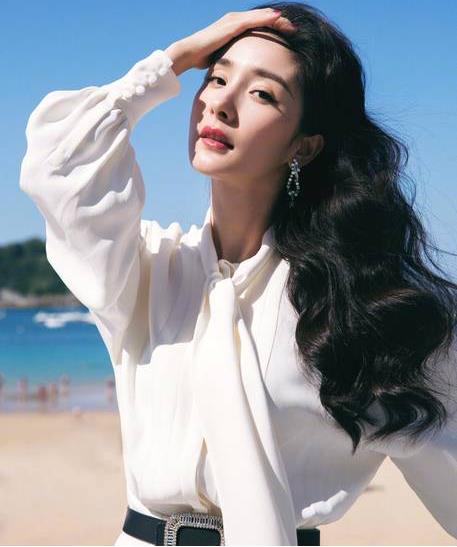 杨幂撩发风情万种：白连衣裙气质优雅女人味十足