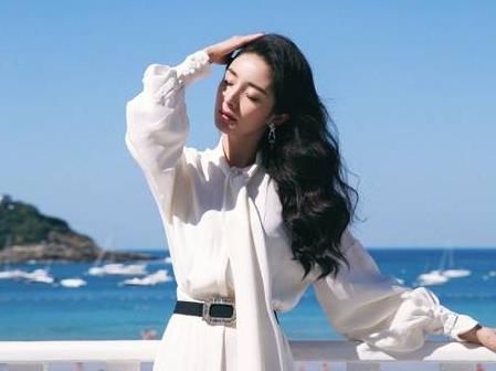 杨幂撩发风情万种：白连衣裙气质优雅女人味十足