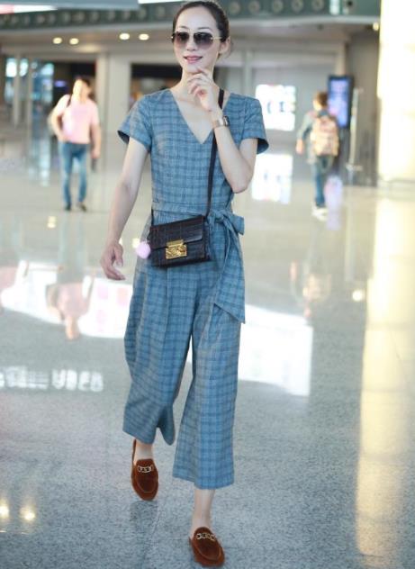 韩雪大V领格纹连体裤：清爽时髦让人羡慕