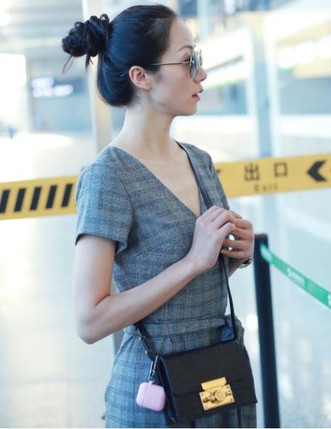 韩雪大V领格纹连体裤：清爽时髦让人羡慕