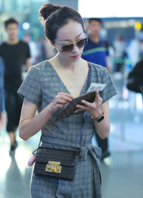 韩雪大V领格纹连体裤：清爽时髦让人羡慕