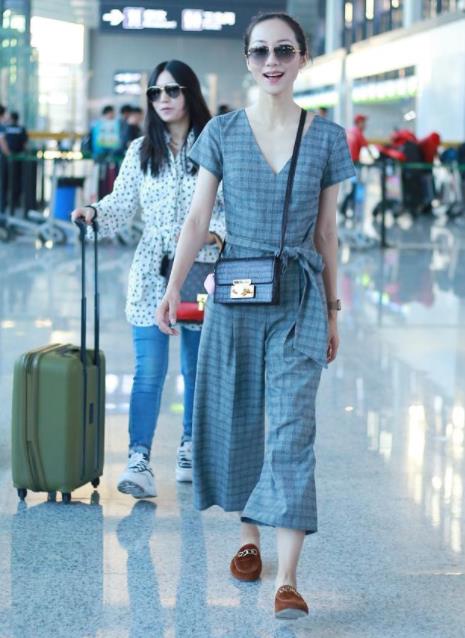 韩雪大V领格纹连体裤：清爽时髦让人羡慕