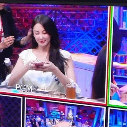 张雨绮离婚后现身:节目录制现场十分敬业(图) 张雨绮离婚后现身:节目录制现场十分敬业(图)