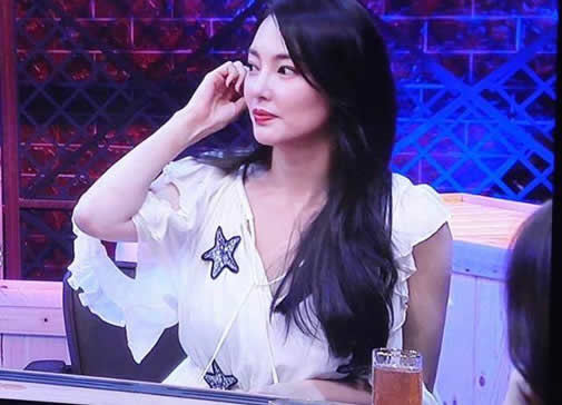 张雨绮离婚后现身:节目录制现场十分敬业(图) 张雨绮离婚后现身:节目录制现场十分敬业(图)