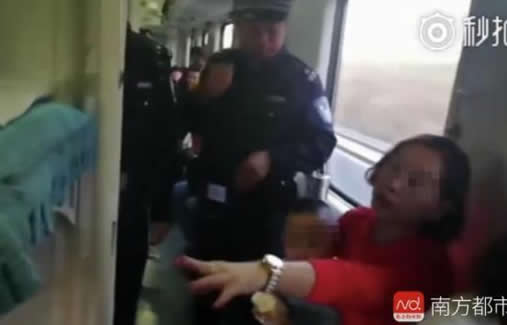 老夫妻霸占火车卧铺:拒绝他人摆放行李 老夫妻霸占火车卧铺:拒绝他人摆放行李