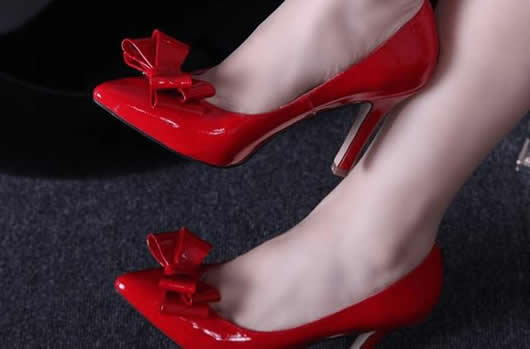 农村闹洞房竟如此开放？新娘被袭,胸还被各种 摸下t还当众脱内 裤太奇葩了！结婚是两个人一辈子最重要的事情，可是有些地方的新娘子却怎么也也高兴不起来。