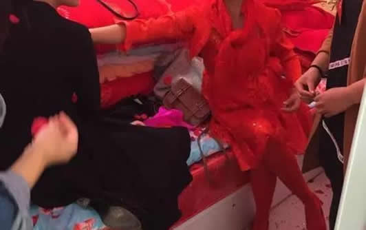 农村闹洞房太疯狂奇葩：新娘被袭胸还当众脱内裤