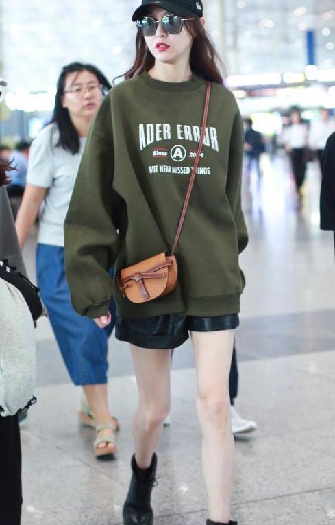 唐嫣卫衣亮眼:靓丽有型,红色的嘴唇很诱人 唐嫣卫衣亮眼:靓丽有型,红色的嘴唇很诱人