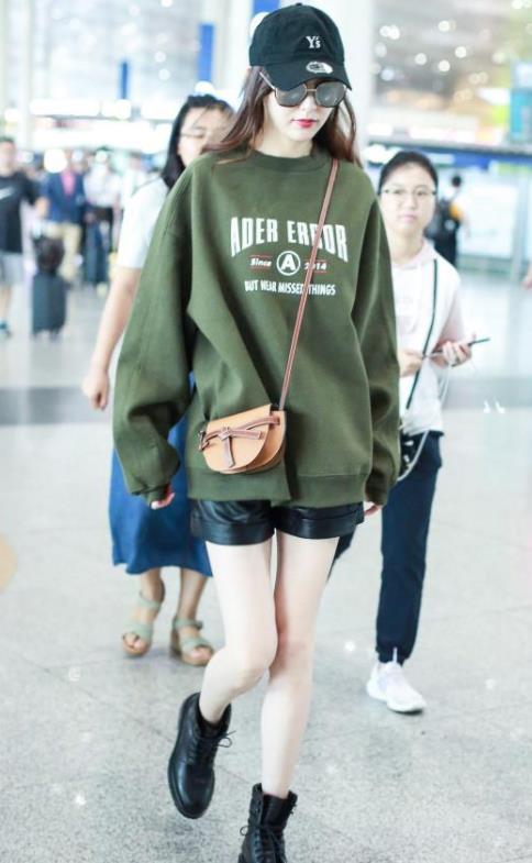 唐嫣卫衣亮眼:靓丽有型,红色的嘴唇很诱人 唐嫣卫衣亮眼:靓丽有型,红色的嘴唇很诱人