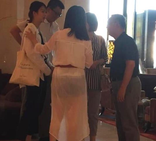 周迅穿阔腿裤显随性：一身白色衣裙好年轻（图）