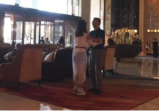 周迅穿阔腿裤显随性：一身白色衣裙好年轻（图）