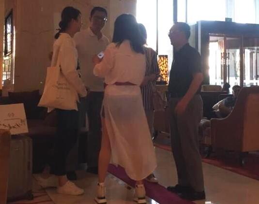 周迅穿阔腿裤显随性：一身白色衣裙好年轻（图）