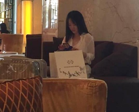 周迅穿阔腿裤显随性：一身白色衣裙好年轻（图）