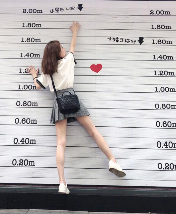 冯提莫身高:笑容甜身材好街头自测身高(图) 冯提莫身高:笑容甜身材好街头自测身高(图)