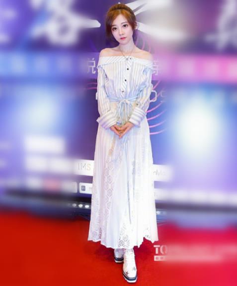 冯提莫身高:笑容甜身材好街头自测身高(图) 冯提莫身高:笑容甜身材好街头自测身高(图)