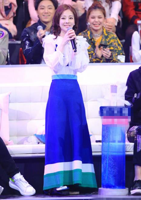 冯提莫身高:笑容甜身材好街头自测身高(图) 冯提莫身高:笑容甜身材好街头自测身高(图)