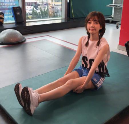 冯提莫身高:笑容甜身材好街头自测身高(图) 冯提莫身高:笑容甜身材好街头自测身高(图)