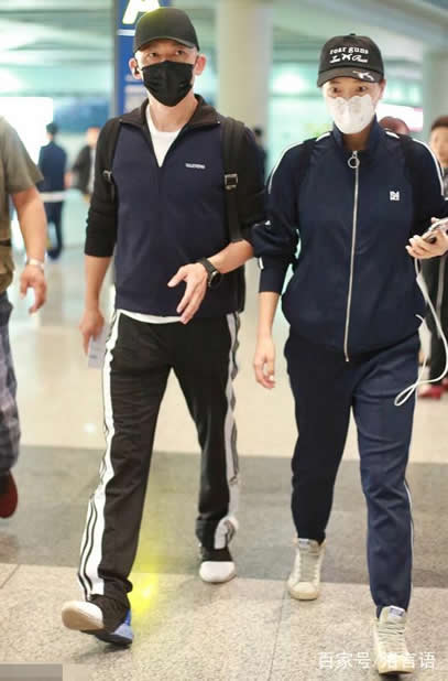 聂远与老婆情侣装：打扮清爽十指相扣超恩爱（图）