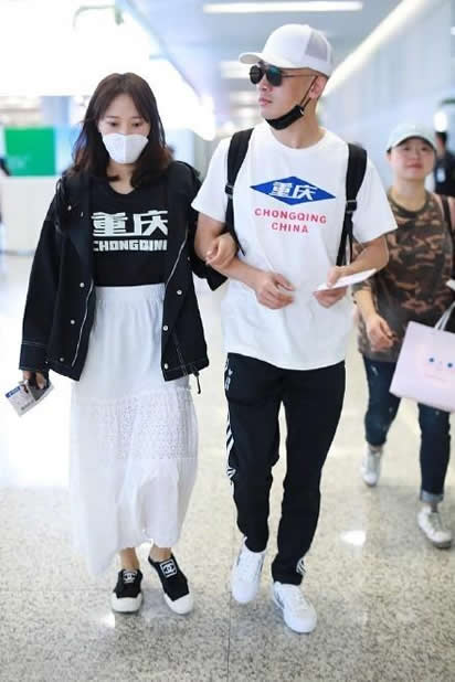 聂远与老婆情侣装：打扮清爽十指相扣超恩爱（图）